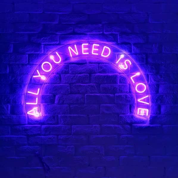 Candy Shock - Led Sign  80 All You Need is Love (purple),candy,shock,led,sign,81,all,you,need,is,love,(purple)fita,de,luz,led,flexivel,com,base,em,acrilico,transparente,e,tubo,em,silicone,de,cor,semitransparente,serve,como,luz,e,elemento,decorativo,extremam