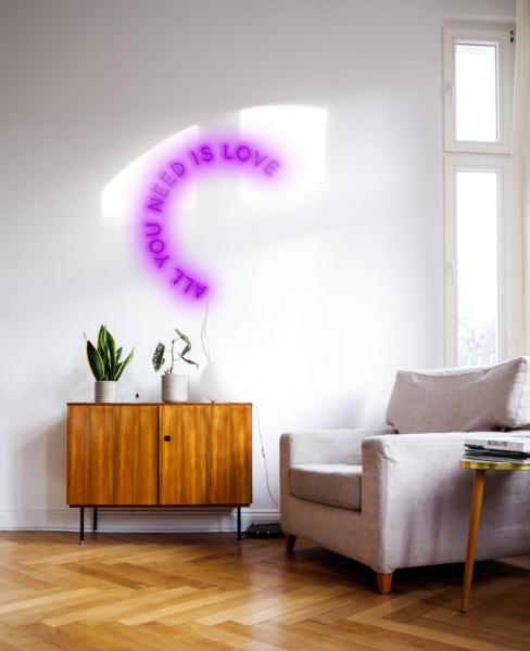 Candy Shock - Led Sign  80 All You Need is Love (purple),candy,shock,led,sign,81,all,you,need,is,love,(purple)fita,de,luz,led,flexivel,com,base,em,acrilico,transparente,e,tubo,em,silicone,de,cor,semitransparente,serve,como,luz,e,elemento,decorativo,extremam