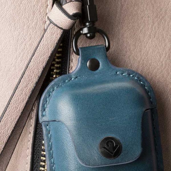 twelve south - AirSnap Leather (deep teal)      ,twelve,south,airsnap,leather,(deep,teal),bolsa,em,cabedal,para,os,airpods,1/2,da,apple,tem,um,mosquetao,de,suspensao,na,base,existe,uma,ranhura,que,permite,a,ligacao,e,carregamento,dos,airpods,dentro,