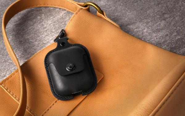 twelve south - AirSnap Leather (black),twelve,south,airsnap,leather,(black)bolsa,em,cabedal,para,os,airpods,1/2,da,apple,tem,um,mosquetao,de,suspensao,na,base,existe,uma,ranhura,que,permite,a,ligacao,e,carregamento,dos,airpods,dentro,da,bo