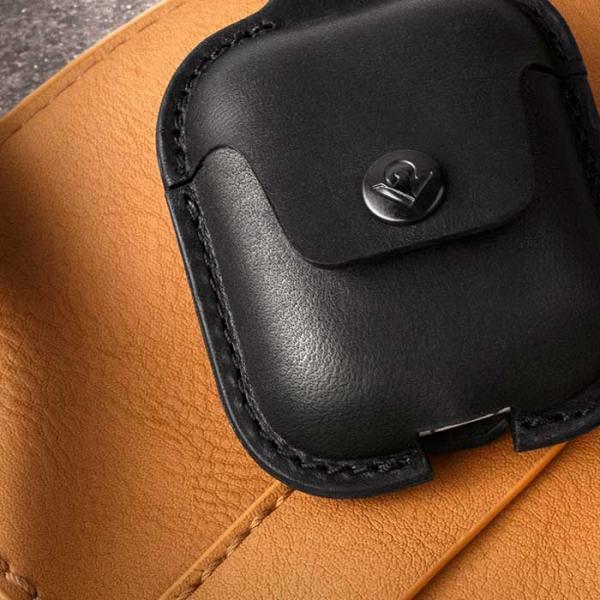 twelve south - AirSnap Leather (black),twelve,south,airsnap,leather,(black)bolsa,em,cabedal,para,os,airpods,1/2,da,apple,tem,um,mosquetao,de,suspensao,na,base,existe,uma,ranhura,que,permite,a,ligacao,e,carregamento,dos,airpods,dentro,da,bo