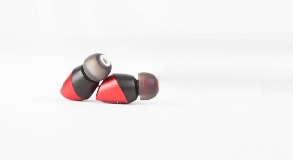 Moshi - Earphones Mythro (burgundy red),moshi,earphones,mythro,(burgundy,red)earphones,com,microfone,têm,drivers,dr8,neodymium,(15,hz21,khz,/,11db@1khz),e,revestimento,em,aluminio,anodizado,incluem,3,pares,de,earbuds,nos,tamanhos,s/m/l,e,u