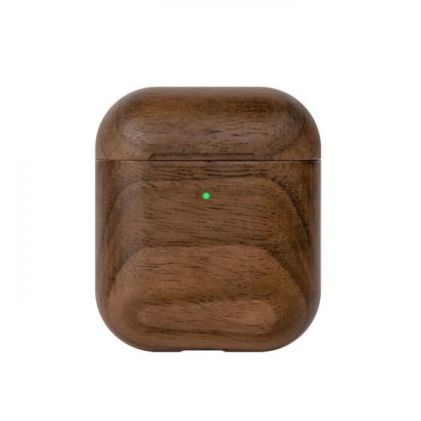 Woodcessories - Wood AirPods 1/2         ,woodcessories,wood,airpods,1/2,capa,para,airpods,em,madeira,com,presilha,traseira,em,cabedal,tem,orificios,para,colocar,fita,de,suspensao,(nao,incluida),suporta,carregamento,qi