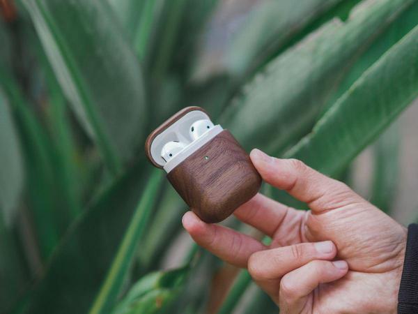 Woodcessories - Wood AirPods 1/2         ,woodcessories,wood,airpods,1/2,capa,para,airpods,em,madeira,com,presilha,traseira,em,cabedal,tem,orificios,para,colocar,fita,de,suspensao,(nao,incluida),suporta,carregamento,qi