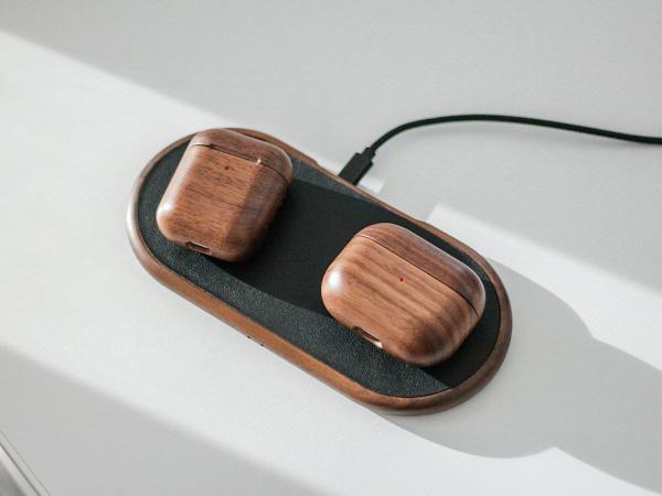 Woodcessories - Wood AirPods 1/2         ,woodcessories,wood,airpods,1/2,capa,para,airpods,em,madeira,com,presilha,traseira,em,cabedal,tem,orificios,para,colocar,fita,de,suspensao,(nao,incluida),suporta,carregamento,qi