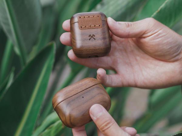 Woodcessories - Wood AirPods 1/2         ,woodcessories,wood,airpods,1/2,capa,para,airpods,em,madeira,com,presilha,traseira,em,cabedal,tem,orificios,para,colocar,fita,de,suspensao,(nao,incluida),suporta,carregamento,qi