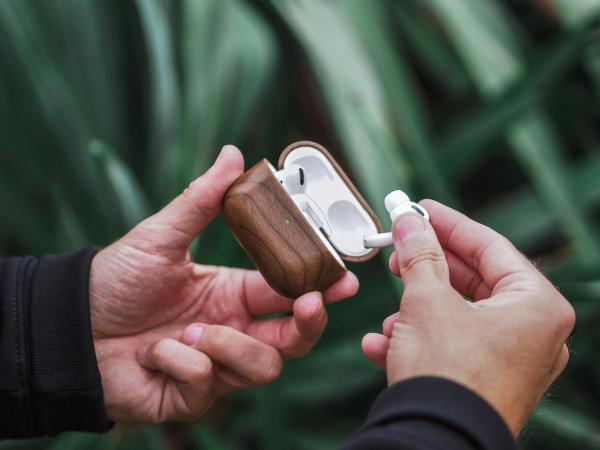 Woodcessories - Wood AirPods Pro              ,woodcessories,wood,airpods,pro,capa,para,airpods,pro,em,madeira,tem,orificios,para,colocar,fita,de,suspensao,(nao,incluida),suporta,carregamento,qi