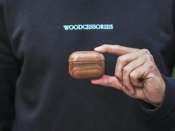 Woodcessories - Wood AirPods Pro              ,woodcessories,wood,airpods,pro,capa,para,airpods,pro,em,madeira,tem,orificios,para,colocar,fita,de,suspensao,(nao,incluida),suporta,carregamento,qi