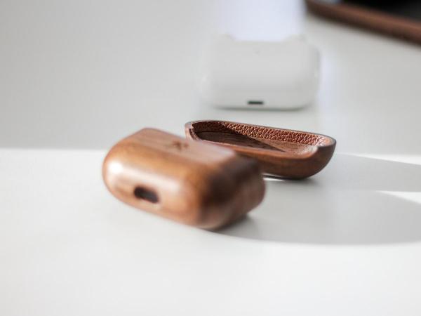 Woodcessories - Wood AirPods Pro              ,woodcessories,wood,airpods,pro,capa,para,airpods,pro,em,madeira,tem,orificios,para,colocar,fita,de,suspensao,(nao,incluida),suporta,carregamento,qi