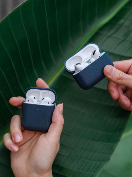 Woodcessories - Bio AirPods 1/2 (navy blue)  ,woodcessories,bio,airpods,1/2,(navy,blue),bolsa,para,airpods,fabricada,em,material,organico,a,base,de,palha,e,trigo,com,tratamento,antibacteriano,que,evita,em,999%,o,desenvolvimento,de,germes,permite,