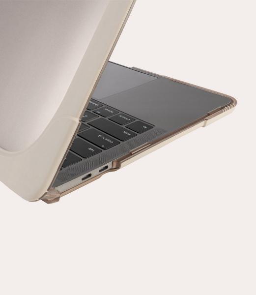 Tucano - Scocca MacBook Pro 13 v2020/2022 (beige),tucano,scocca,macbook,pro,13,v2121/2122,(beige)capa,transparente,com,bordo,em,tpu,antichoque,para,a,parte,superior,e,inferior,do,macbook,na,base,tem,2,pes,que,servem,de,stand,e,arrumam,dentro,da,capa