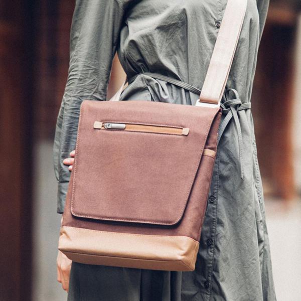 Moshi - Aerio Lite messenger bag (cocoa brown),moshi,aerio,lite,messenger,bag,(cocoa,brown)saco,com,alca,para,usar,a,tiracolo,tem,compartimento,alcochoado,especifico,para,um,ipad/tablet,e,outros,dois,de,menores,dimensoes,tambem,alcochoados,para,um