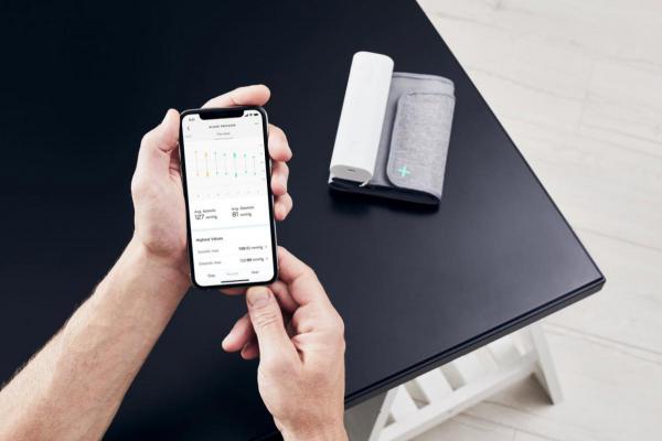 Withings - BPM Connect,withings,bpm,connectaparelho,medidor,de,tensao,arterial,e,ritmo,cardiaco,mostra,no,visor,led,alguns,indicadores,e,sincroniza,os,dados,de,maneira,wireless,(bluetooth,ou,wifi),para,a,app,de,um,telemovel