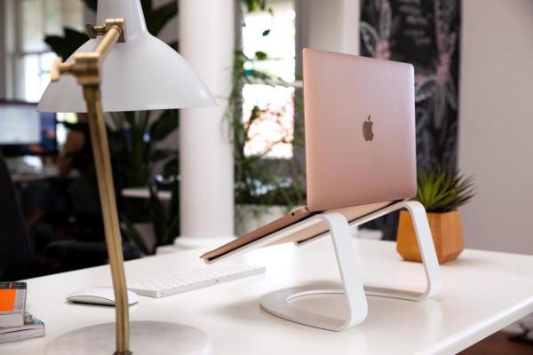 twelve south - Curve for MacBook (white),twelve,south,curve,for,macbook,(white)stand,em,aluminio,de,cor,branca,para,colocar,o,macbook,ou,um,portatil,numa,posicao,mais,elevada,e,ergonomica,com,o,ecra,ao,nivel,do,olhos,recomendase,o,uso,de,um,