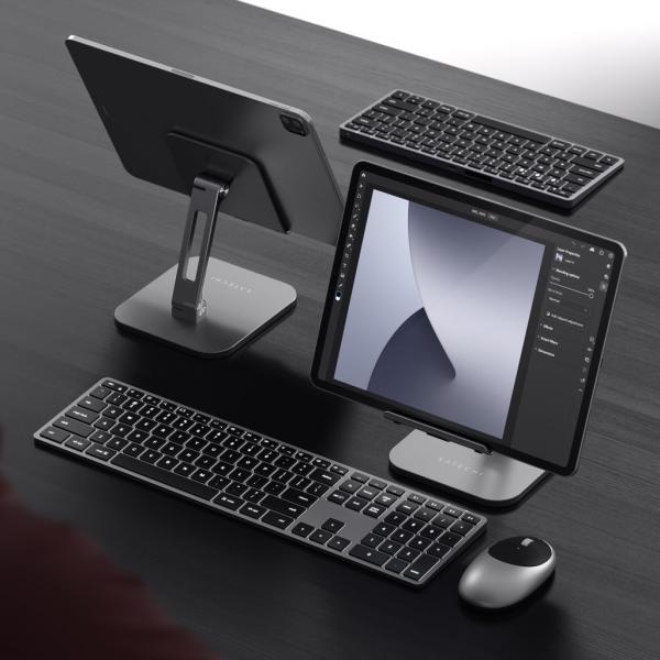 Satechi - Aluminium Desktop Stand for iPad/tablet (sg),satechi,aluminium,desktop,stand,for,ipad/tablet,(sg)stand,em,aluminio,para,tablets,e,ipad,tem,uma,base,e,armacao,ajustaveis,em,inclinacao,e,que,fecham,ficando,planas,para,facilitar,a,arrumacao,É,comp