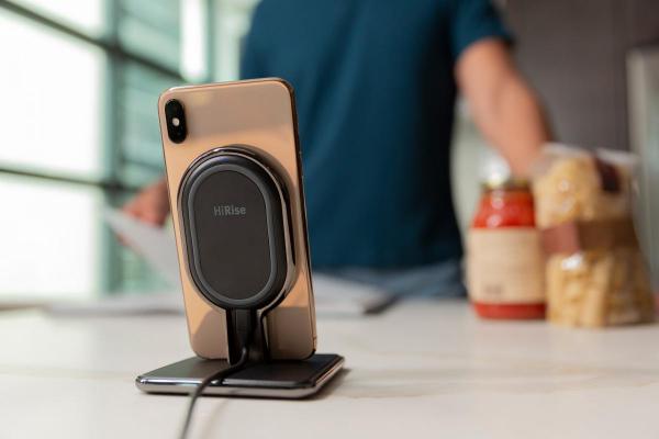 twelve south - HiRise Wireless (black),twelve,south,hirise,wireless,(black)carregador,qi,ate,11w,em,metal,cromado,com,aplicacoes,em,pele,carrega,de,maneira,wireless,e,na,vertical,o,telefone,o,disco,de,carregamento,pode,ser,retirado,e,usado