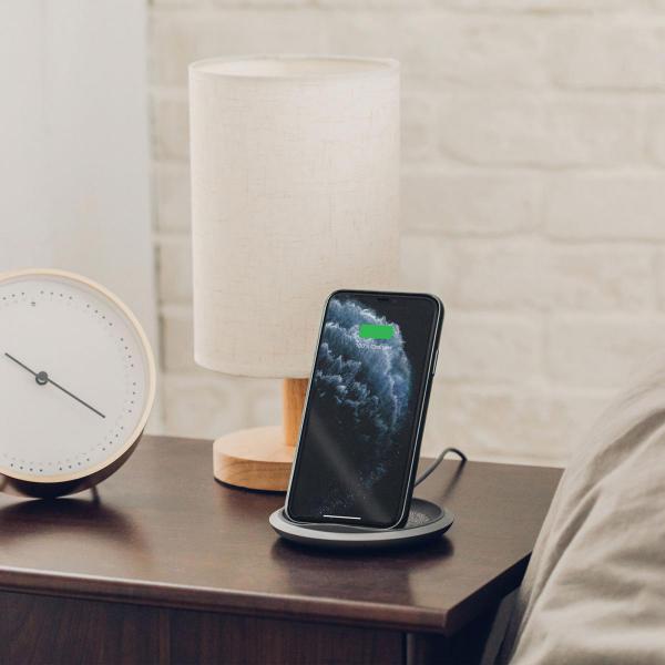 Moshi - Lounge Q Wireless Charging Stand,moshi,lounge,q,wireless,charging,standcarregador,qi,ate,15w,(epp),que,e,tambem,um,stand,tem,ligacao,usbc,acabamento,em,tecido,anel,em,silicone,antiderrapante,e,base,em,aluminio,a,placa,de,carregamento