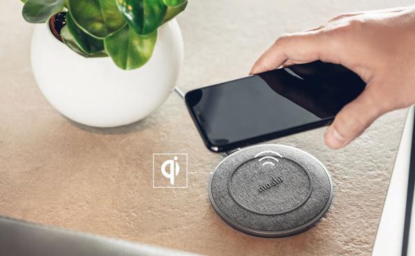 Moshi - Otto Q Wireless Charging Pad (nordic grey),moshi,otto,q,wireless,charging,pad,(nordic,grey)carregador,qi,ate,15w,com,acabamento,em,tecido,e,anel,antideslizante,carrega,equipamentos,com,capas,com,ate,5mm,de,espessura,suporta,os,standard,de,carr