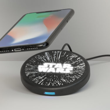 Tribe - Wireless Charger Shine Star Wars (logo),tribe,wireless,charger,shine,star,wars,(logo)carregador,wireless,qi,com,5w,de,potência,forma,circular,ø75mm,e,11,mm,espessura,quando,ligado,a,corrente,o,padrao,iluminase,proporcionando,um,efeito,mui