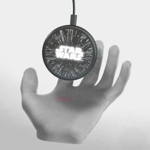 Tribe - Wireless Charger Shine Star Wars (logo),tribe,wireless,charger,shine,star,wars,(logo)carregador,wireless,qi,com,5w,de,potência,forma,circular,ø75mm,e,11,mm,espessura,quando,ligado,a,corrente,o,padrao,iluminase,proporcionando,um,efeito,mui