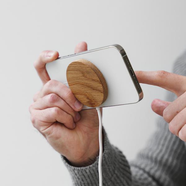 Woodcessories - MagPad Wooden MagSafe Qi charger (oak),woodcessories,magpad,wooden,magsafe,qi,charger,(oak)cabo,usbc,com,um,disco,em,madeira,que,adere,magneticamente,ao,telemovel,carrega,de,maneira,wireless,qi,75w,um,iphone,ou,ate,11w,um,telemovel,android