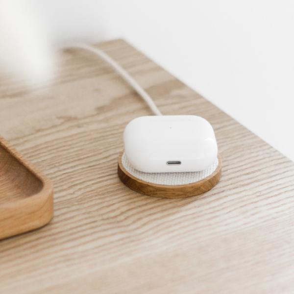 Woodcessories - MagPad Wooden MagSafe Qi charger (oak),woodcessories,magpad,wooden,magsafe,qi,charger,(oak)cabo,usbc,com,um,disco,em,madeira,que,adere,magneticamente,ao,telemovel,carrega,de,maneira,wireless,qi,75w,um,iphone,ou,ate,11w,um,telemovel,android