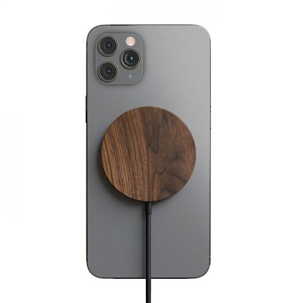 Woodcessories - MagPad Wooden MagSafe Qi charger (walnut),woodcessories,magpad,wooden,magsafe,qi,charger,(walnut)cabo,usbc,com,um,disco,em,madeira,que,adere,magneticamente,ao,telemovel,carrega,de,maneira,wireless,qi,75w,um,iphone,ou,ate,11w,um,telemovel,andr