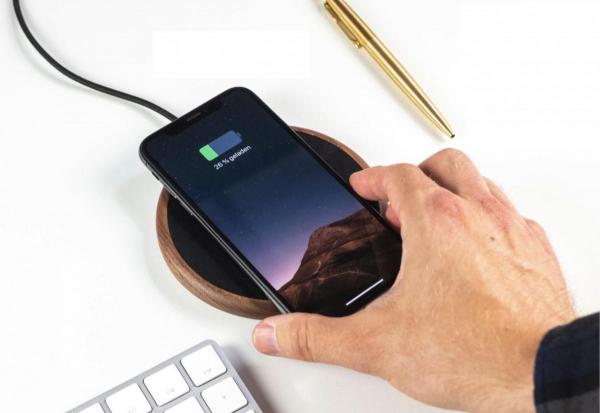 Woodcessories - EcoPad Qi Charger,woodcessories,ecopad,qi,chargerbase,carregadora,por,tecnologia,wireless,qi,com,acabamento,em,madeira,e,cabedal,suporta,fast,charging,a,11w,tem,11cm,de,diametro,cabo,de,15m,revestimento,de,cortica,na,f