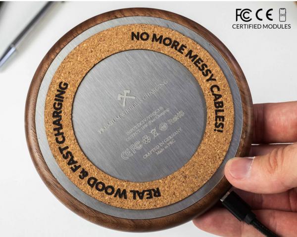 Woodcessories - EcoPad Qi Charger,woodcessories,ecopad,qi,chargerbase,carregadora,por,tecnologia,wireless,qi,com,acabamento,em,madeira,e,cabedal,suporta,fast,charging,a,11w,tem,11cm,de,diametro,cabo,de,15m,revestimento,de,cortica,na,f