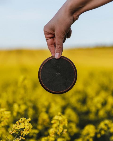 Woodcessories - EcoPad Qi Charger,woodcessories,ecopad,qi,chargerbase,carregadora,por,tecnologia,wireless,qi,com,acabamento,em,madeira,e,cabedal,suporta,fast,charging,a,11w,tem,11cm,de,diametro,cabo,de,15m,revestimento,de,cortica,na,f