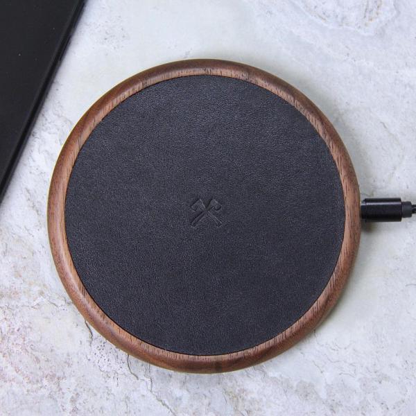 Woodcessories - EcoPad Qi Charger,woodcessories,ecopad,qi,chargerbase,carregadora,por,tecnologia,wireless,qi,com,acabamento,em,madeira,e,cabedal,suporta,fast,charging,a,11w,tem,11cm,de,diametro,cabo,de,15m,revestimento,de,cortica,na,f