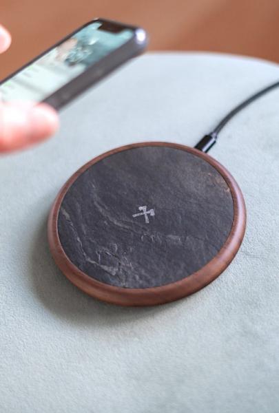 Woodcessories - EcoPad Stone Qi Charger,woodcessories,ecopad,stone,qi,chargerbase,carregadora,por,tecnologia,wireless,qi,com,acabamento,em,madeira,e,pedra,suporta,fast,charging,a,11w,tem,11cm,de,diametro,cabo,de,15m,revestimento,de,cortica,