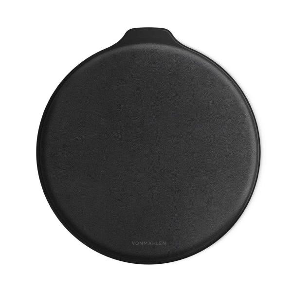 Vonmaehlen - Carregador Qi Aura Leather (black),vonmaehlen,carregador,qi,aura,leather,(black)carregador,qi,com,porta,usbc,inclui,cabo,usbc,para,usb,e,carregador,ac,18w,com,4,fichas,internacionais,tem,superficie,revestida,a,ecocabedal,e,bordos,em,si