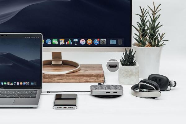 Moshi - Symbus Q USB-C dock (1xGigabit, 2xUSB,1xHDMI) + Qi,moshi,symbus,q,usbc,dock,(1xgigabit,2xusb1xhdmi),+,qi,doca,em,aluminio,que,liga,a,ficha,usbc,de,um,macbook,ou,portatil,tem,1,porta,gigabit,ethernet,1x,hdmi,para,ligacao,de,um,monitor,(suporta,video,4k