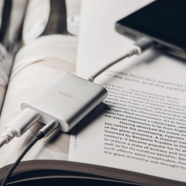 Moshi - USB-C Digital Audio Adapter w/ charging       ,moshi,usbc,digital,audio,adapter,w/,charging,adaptador,usbc,com,portas,usbc,e,minijack,permite,carregar,o,smartphone,ou,tablet,usbc,(suporta,pd,31,ou,superior),e,em,simultaneo,ligar,earphones,ou,headp