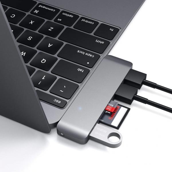 Satechi - USB-C Combo Hub for MacBook (space grey),satechi,usbc,combo,hub,for,macbook,(space,grey),hub,que,encaixa,directamente,na,porta,usbc,de,um,mac/pc,tem,3,portas,usb,31,1,slot,para,cartoes,sd,e,outro,para,micro,sd,(nao,se,pode,usar,ambos,os,cart