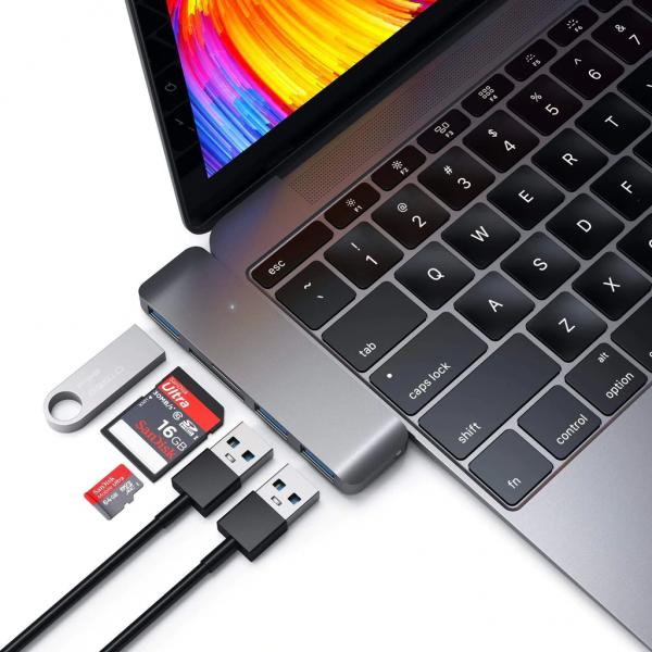 Satechi - USB-C Combo Hub for MacBook (space grey),satechi,usbc,combo,hub,for,macbook,(space,grey),hub,que,encaixa,directamente,na,porta,usbc,de,um,mac/pc,tem,3,portas,usb,31,1,slot,para,cartoes,sd,e,outro,para,micro,sd,(nao,se,pode,usar,ambos,os,cart