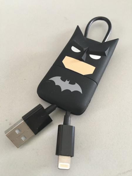 Tribe - Cabo keyline USB-lightning DC Comics (batman)  ,tribe,cabo,keyline,usblightning,dc,comics,(batman),cabo,usblightning,de,22cm,de,comprimento,as,pontas,ficam,arrumadas,dentro,do,boneco,pode,ser,usado,como,um,portachaves